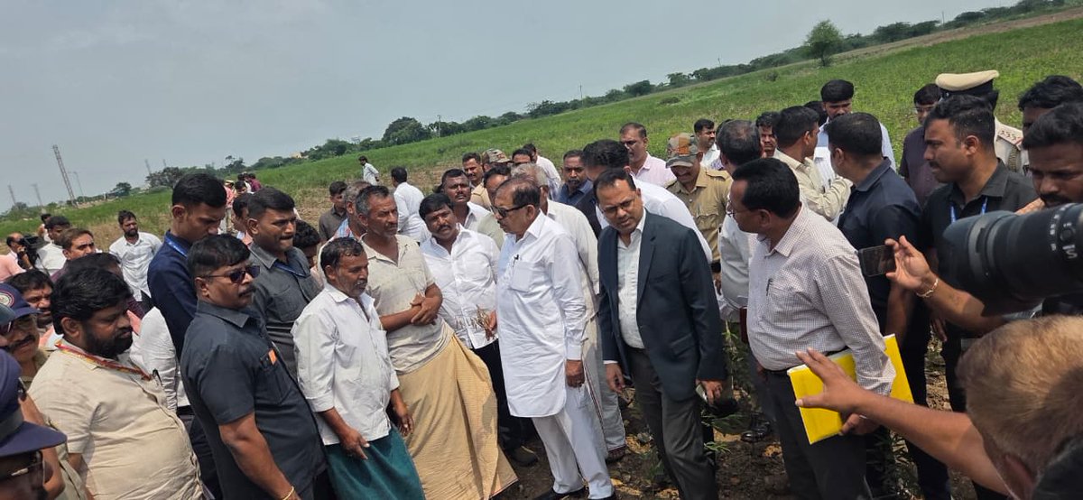 vbgramgballari's tweet photo. ಇಂದು ಕರ್ನಾಟಕ ಸರ್ಕಾರದ ಮಾನ್ಯ
ಉಪ ಮುಖ್ಯಮಂತ್ರಿಗಳಾದ ಶ್ರೀ ಡಾ. ಜಿ ಪರಮೇಶ್ವರ  ರವರು ನಮ್ಮ ಬಳ್ಳಾರಿ ಜಿಲ್ಲೆಯ ಬಳ್ಳಾರಿ ಮತ್ತು ಸಂಡೂರು ತಾಲ್ಲೂಕಿನಲ್ಲಿ ಬರ ಪರಿಸ್ಥಿತಿಯಿಂದ ಹಾನಿಗೊಳಗಾದ ಬೆಳೆಗಳ ವೀಕ್ಷಣೆ ಹಾಗೂ ಬರ ಸಮೀಕ್ಷೆ ಮಾಡಿದರು.ಜಿಲ್ಲಾ ತಾಲ್ಲೂಕು ಹಾಗೂ ಗ್ರಾಮ ಪಂಚಾಯಿತಿ ಮಟ್ಟದ ಎಲ್ಲಾ ಇಲಾಖೆ ಅಧಿಕಾರಿಗಳು/ಸಿಬ್ಬಂದಿ ಹಾಜರಿದ್ದರು https://t.co/ZnKZAiOuug