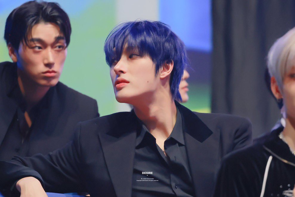 sxumyg's tweet photo. 근데민기님
파랑머리이렇게예쁜데
한번만더해주면안돼요?내가이렇게빌게
나무릎꿇엇어진짜로 https://t.co/nB5725q5HR