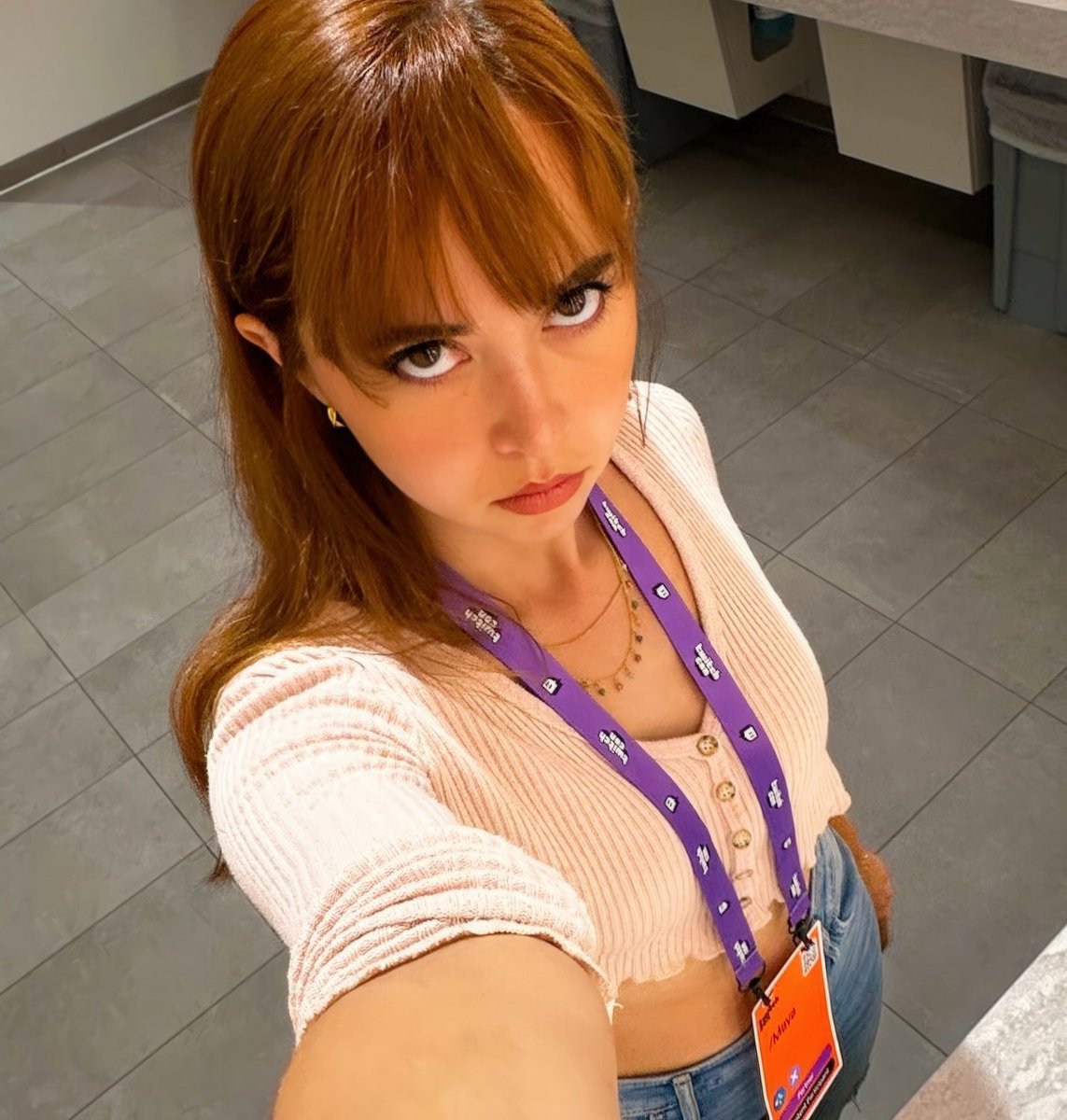 puzzleheadxx's tweet photo. I think she knows something 😳 https://t.co/vCwdVxQWYP