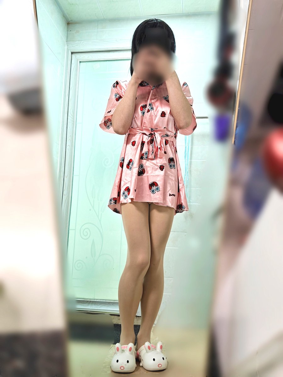 chheeerrrryyyyy's tweet photo. 卧槽宝宝原来你长这样，怎么没有早点发照片给我，之前没理你是因为我出车祸了，现在我病好了，我们重新来聊天吧，我觉得你长得挺可爱的😍😍😍😍
#男娘 #cdts #femboy #睡衣 #可爱的男孩子 https://t.co/adu0iBZ1PP