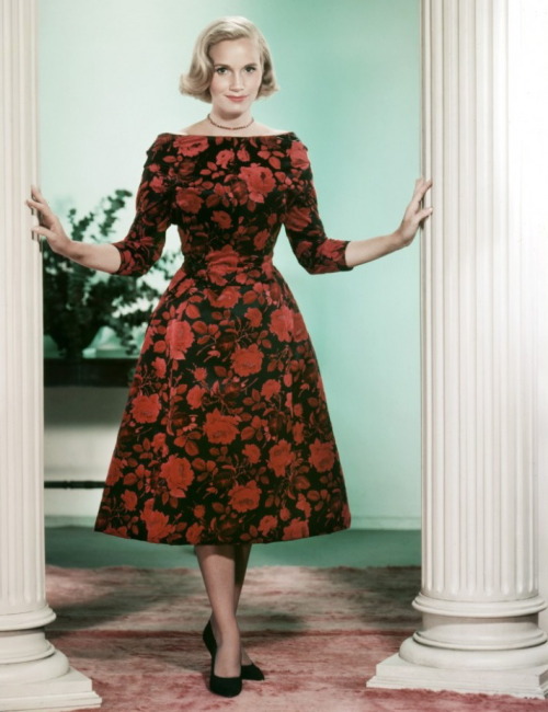 CarrieRickey's tweet photo. #EvaMarieSaintRIP. Most elegant of Hitchcock blondes, most down-to-earth of Hollywood actresses, beloved mother, and for 65 years the loving wife of stage director Jeffrey Hayden. See her in #OntheWaterfront, #NorthbyNorthwest, #AllFallDown, and #Loving. 102 years was not enough. https://t.co/ss2Pmd6ONX