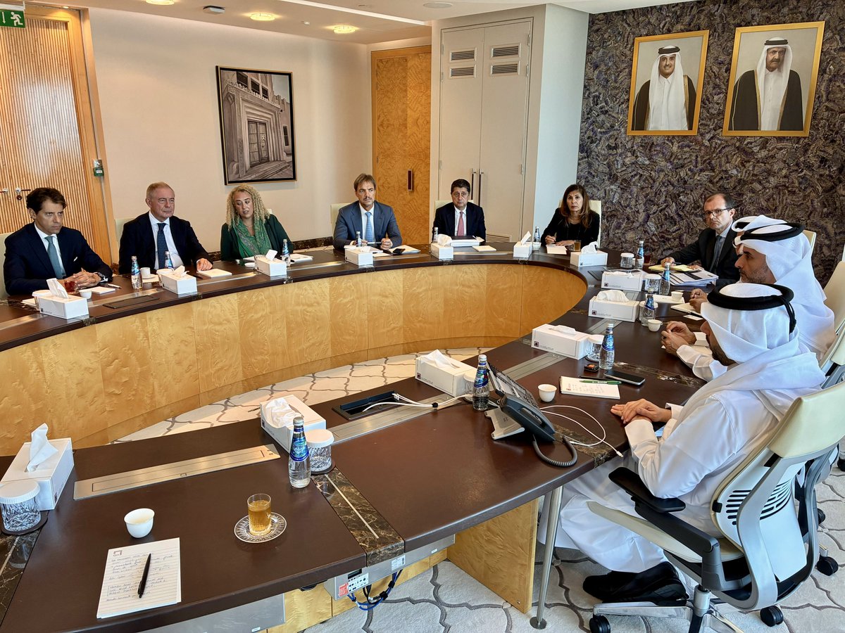 adolfo_urso's tweet photo. A Doha ho incontrato Mohammed Saif Al-Sowaidi, CEO della Qatar Investment Authority, per un confronto su come rafforzare gli investimenti del fondo sovrano qatariota in Italia. Abbiamo deciso di istituire una #taskforce operativa tra le nostre strutture per accelerare l’individuazione e la realizzazione di nuovi investimenti, estendendo così una presenza già significativa anche all’industria e alle tecnologie strategiche, dal #MadeinItaly alle materie prime critiche, dall’intelligenza artificiale e dai data center fino al quantum e alla robotica avanzata. Il nostro incontro è stato preceduto da un confronto tra le strutture tecniche e operative di QIA e i rappresentanti italiani del sistema finanziario e degli investimenti, pubblici e privati, che mi hanno accompagnato in questa missione nel Golfo, per entrare fin da subito nel merito di queste nuove opportunità. Illustrati inoltre gli strumenti di accompagnamento previsti per i grandi programmi di investimento di valore superiore a un miliardo di euro, per i quali il Governo può attivare uno specifico fast track autorizzatorio con il riconoscimento del preminente interesse strategico nazionale e la nomina di un commissario straordinario.

@ItalyinQatar