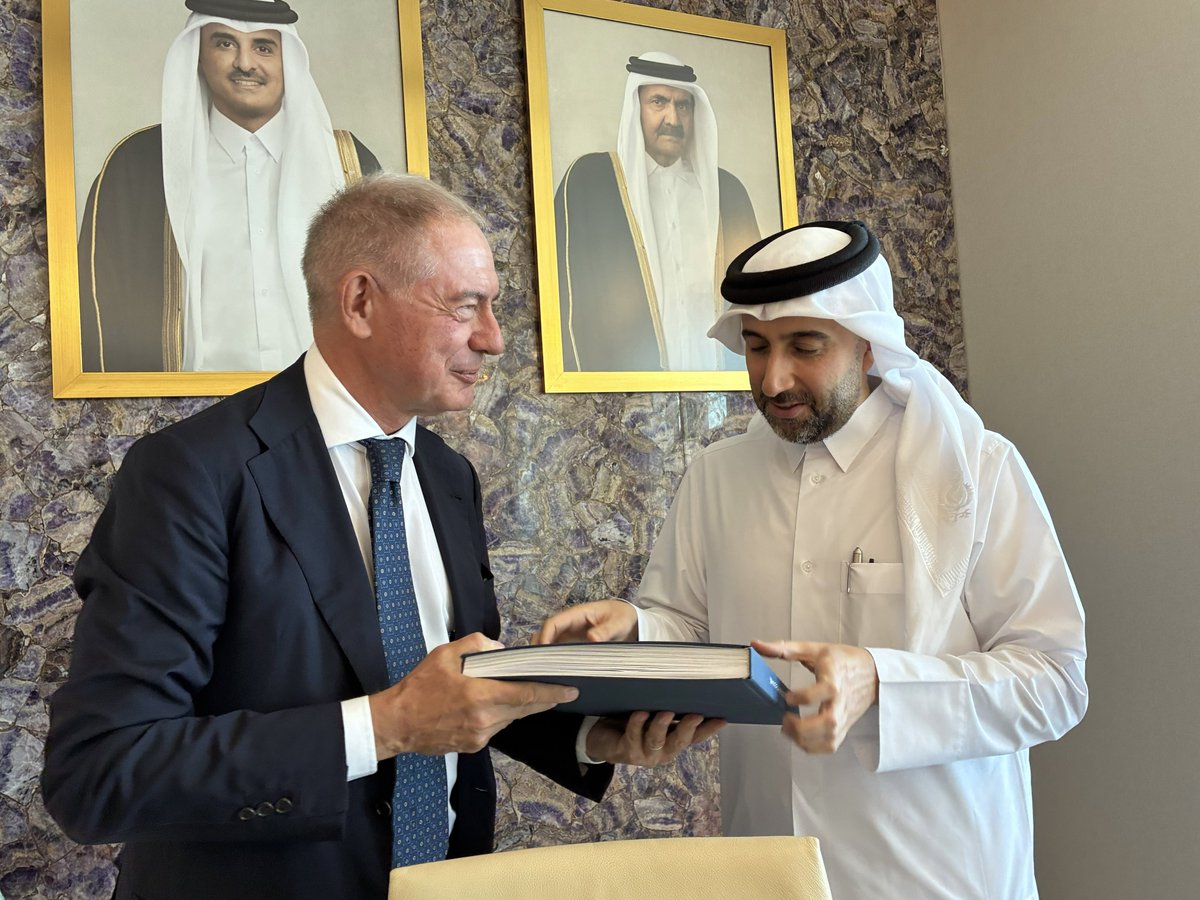 adolfo_urso's tweet photo. A Doha ho incontrato Mohammed Saif Al-Sowaidi, CEO della Qatar Investment Authority, per un confronto su come rafforzare gli investimenti del fondo sovrano qatariota in Italia. Abbiamo deciso di istituire una #taskforce operativa tra le nostre strutture per accelerare l’individuazione e la realizzazione di nuovi investimenti, estendendo così una presenza già significativa anche all’industria e alle tecnologie strategiche, dal #MadeinItaly alle materie prime critiche, dall’intelligenza artificiale e dai data center fino al quantum e alla robotica avanzata. Il nostro incontro è stato preceduto da un confronto tra le strutture tecniche e operative di QIA e i rappresentanti italiani del sistema finanziario e degli investimenti, pubblici e privati, che mi hanno accompagnato in questa missione nel Golfo, per entrare fin da subito nel merito di queste nuove opportunità. Illustrati inoltre gli strumenti di accompagnamento previsti per i grandi programmi di investimento di valore superiore a un miliardo di euro, per i quali il Governo può attivare uno specifico fast track autorizzatorio con il riconoscimento del preminente interesse strategico nazionale e la nomina di un commissario straordinario.

@ItalyinQatar