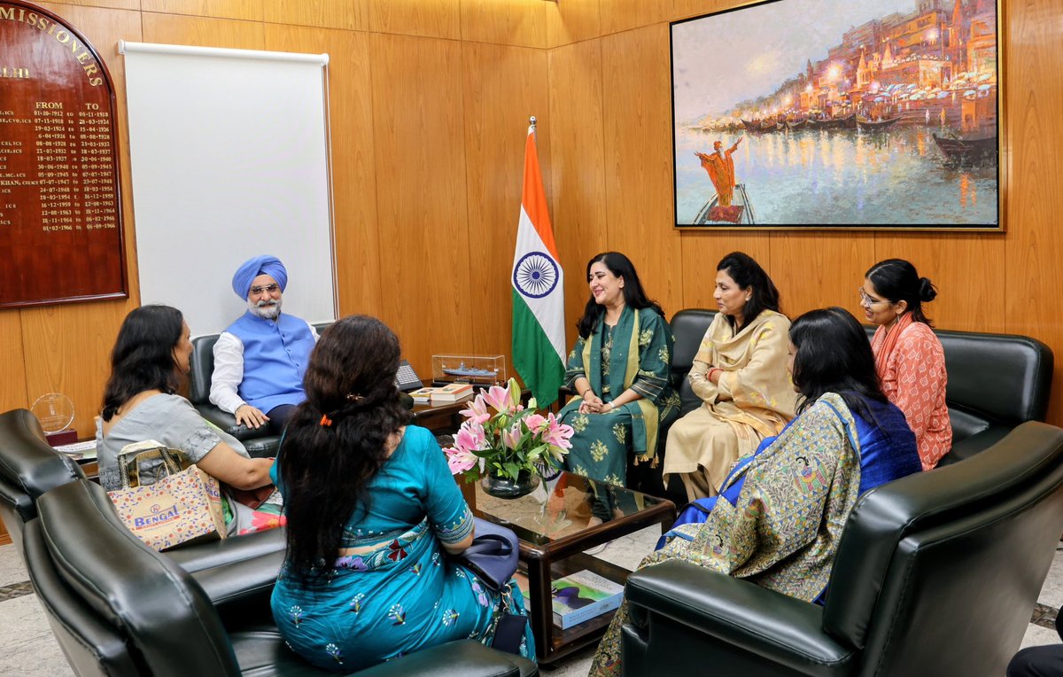 LokNiwasDelhi's tweet photo. Ms. @BansuriSwaraj, MP (LS) and Smt. @shikharaibjp, MLA, alongwith a delegation of community representatives from Kali Mandir Society, Co-operative Puja Samiti and Matri Mandir, called on Hon’ble @LtGovDelhi, Sardar @SandhuTaranjits, at @LokNiwasDelhi today. https://t.co/ahtHSph4Ba