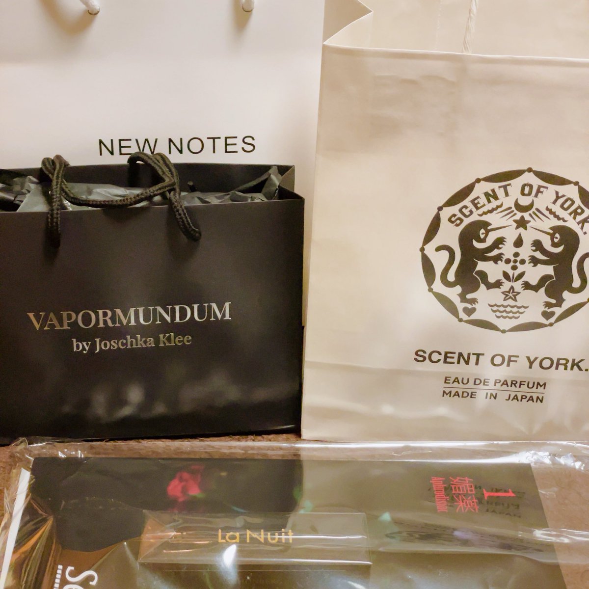 NPNG114's tweet photo. サロパ初日のお迎え✨
目標2つだったんだけど……倍だ🙄
La Nuit parfum
NEW NOTES
VAPORMUNDUM
上記は事前に肌乗せ出来てて…
SCENT OF YORK.は本日肌乗せした結果がこれ笑 https://t.co/Avhs76IAzg