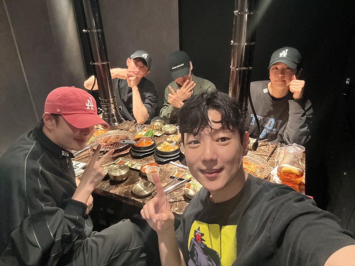 Roy5tion's tweet photo. ついに5人が一緒にいられて、とても幸せです いつも感謝の気持ちで皆さんに会いに行きます🫶⭐️❤️ https://t.co/nuR7Ni6dZj