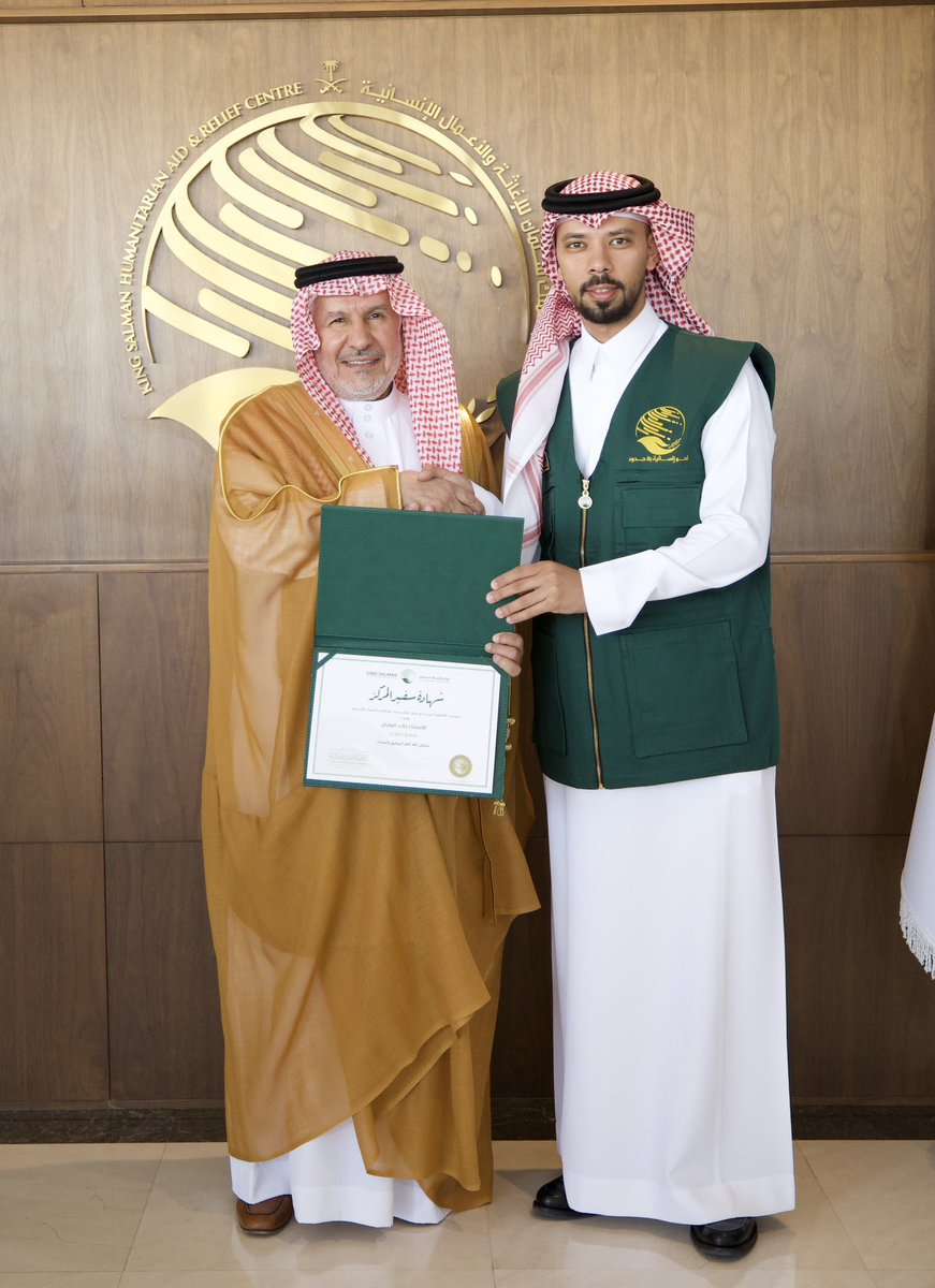 OLYAN15K's tweet photo. من أعظم الأشياء اللي ممكن يحملها الإنسان..
اسم وطنه وفي عمل إنساني 🇸🇦

اكرمني الله اليوم باختياري سفيرًا للعمل الإنساني في مركز الملك سلمان للإغاثة @KSRelief ، اسأل الله العلي العظيم ان يجعلني خير سفير لديني ووطني💚

خالص الشكر لمعالي المستشار الدكتور عبدالله الربيعة 🙏🏻 https://t.co/reSL4sbIAL