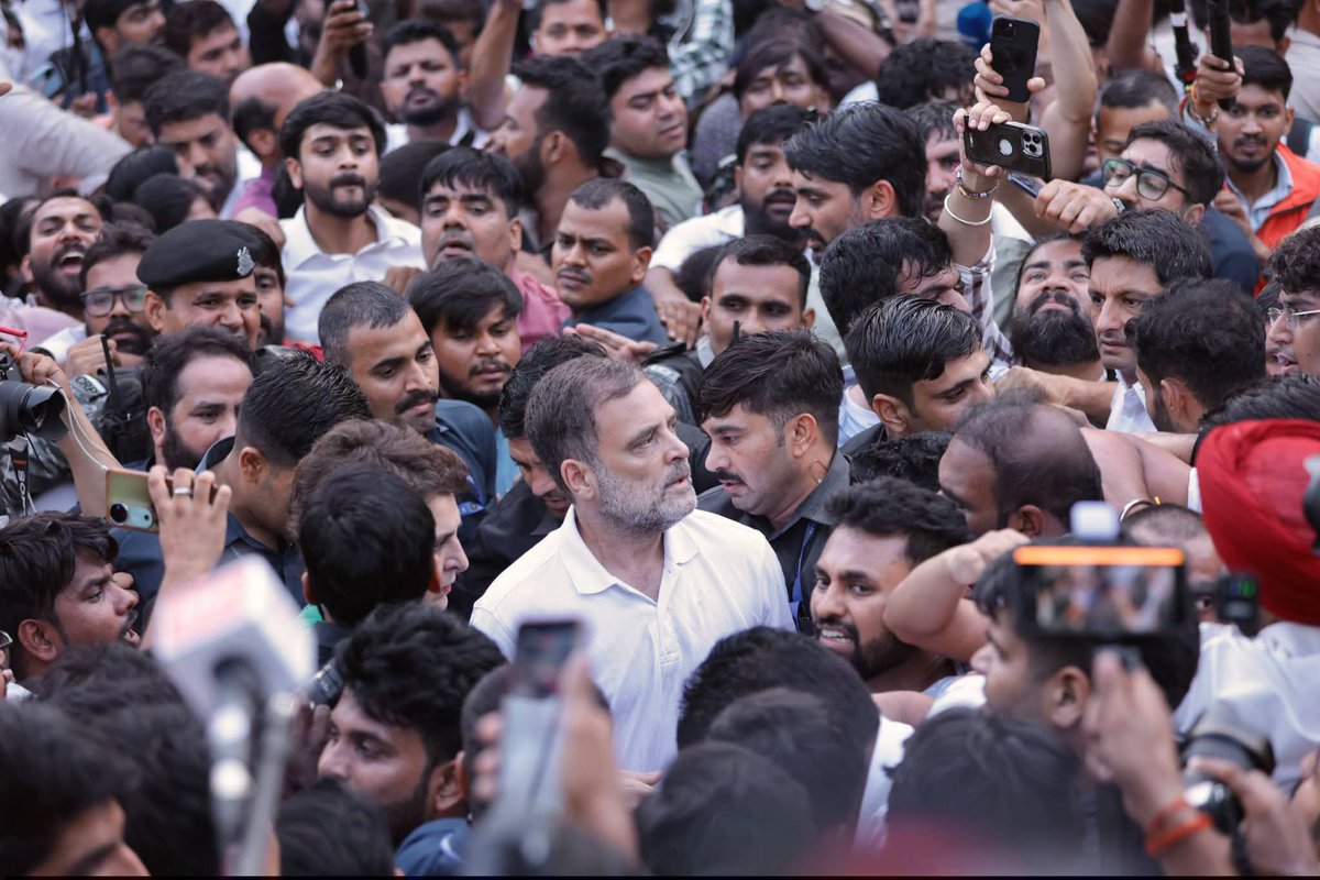 NadeemjavedINC's tweet photo. आज दिल्ली में जननायक श्री @RahulGandhi जी के साथ आंदोलन में शामिल होकर लोकतंत्र और देशहित की आवाज़ बुलंद की।

देशद्रोहियों और गद्दारों के खिलाफ़ हमारी लड़ाई निर्णायक अंजाम तक जारी रहेगी।

इंकलाब ज़िंदाबाद! ✊🇮🇳 https://t.co/vPx9CF1fwS