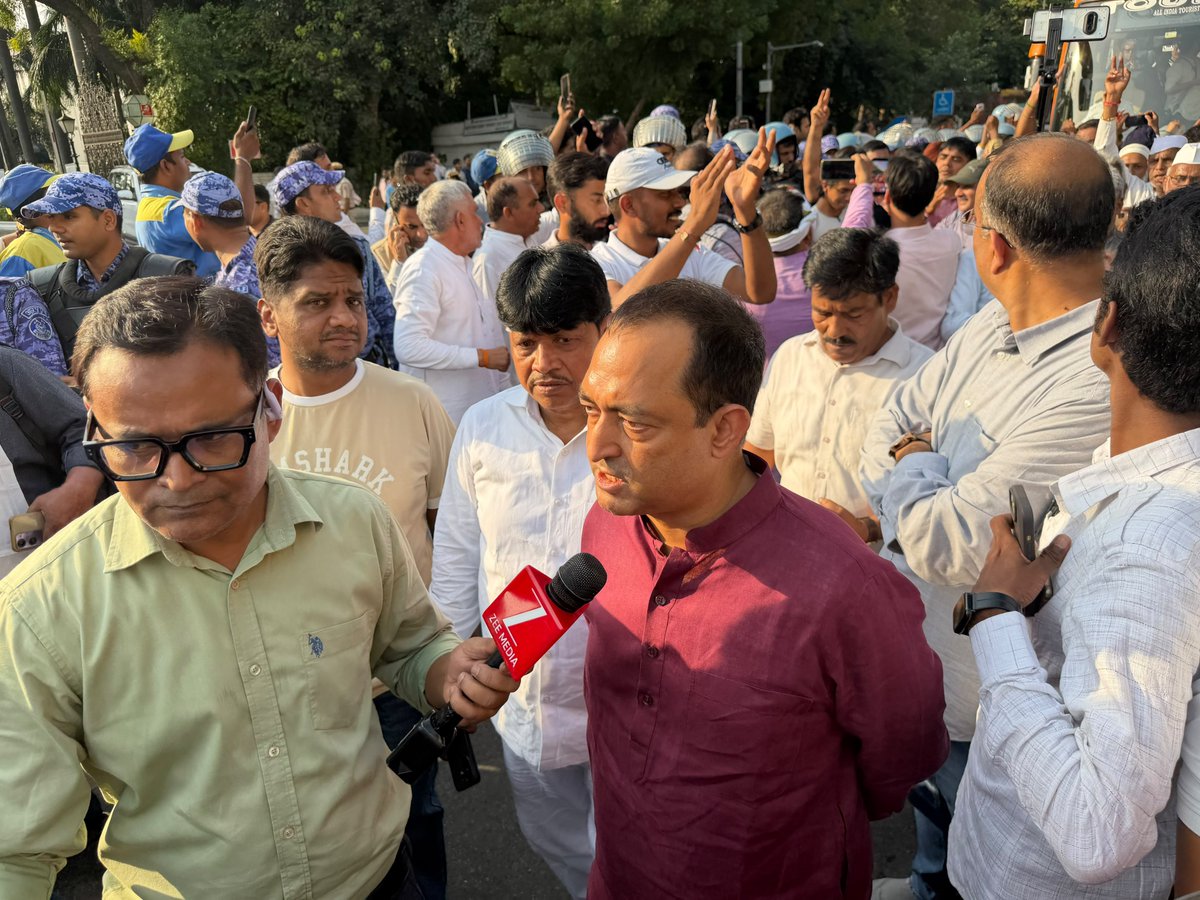 NadeemjavedINC's tweet photo. आज दिल्ली में जननायक श्री @RahulGandhi जी के साथ आंदोलन में शामिल होकर लोकतंत्र और देशहित की आवाज़ बुलंद की।

देशद्रोहियों और गद्दारों के खिलाफ़ हमारी लड़ाई निर्णायक अंजाम तक जारी रहेगी।

इंकलाब ज़िंदाबाद! ✊🇮🇳 https://t.co/vPx9CF1fwS