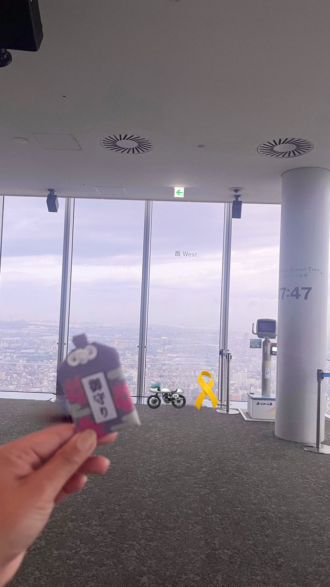 puttyo221b's tweet photo. 映像では今週末が大本番ですよね🏍️🍃🎗️
予告映像も流れておりました。生憎のお天気だったんだけど、あの場所は漫画そのままで感無量！人物だけマジックさせて頂きました。もう気分上がりまくりで聖地巡礼楽しんだ！

#あべのハルカス https://t.co/3an7oWlIkd