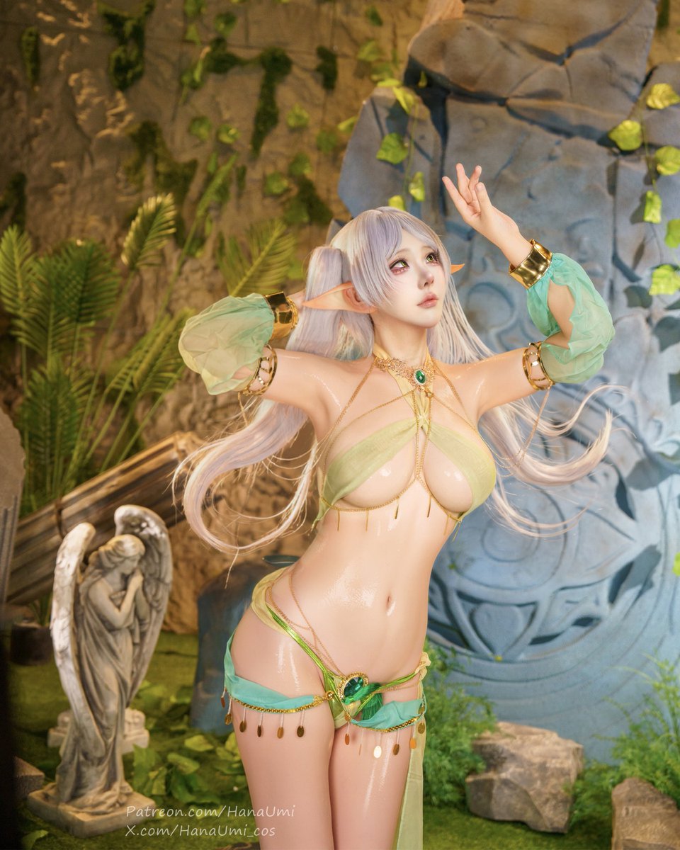 HanaUmi_cos's tweet photo. Frieren 💚 but make it the Goddess Elf version~ 🧚
(She actually stole the Greater Lord Rukkhadevata’s outfit and wore it, hehe) 😋

フリーレン💚 でも女神エルフバージョン〜🧚
（実はフリーレンがマハールッカデヴァータの服をこっそり着ちゃったんだよ、えへへ）😋

芙莉蓮💚但神女精靈版本~👑
（其實是芙莉蓮偷穿了大慈樹王的衣服，嘻嘻）😋

#Frieren #葬送のフリーレン #cosplay #genshinimpact