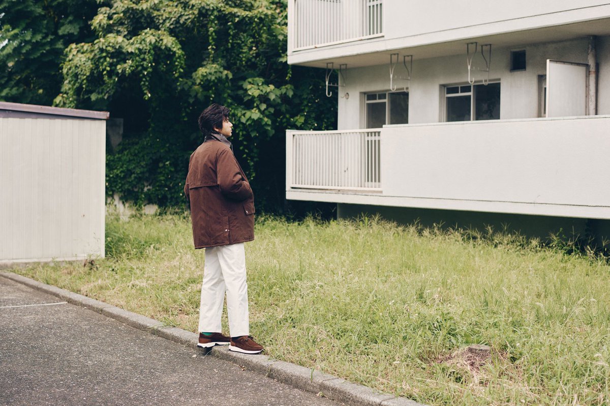 THEFASHIONPOST's tweet photo. いいものを選び、長く大切に着る。伝統技術を肌で感じ、密かに味わう。じっくりと緻密に作られたものにこそ宿る、確かな喜び。“Made in Italy” の職人技を改めて称えた、TOD’S (トッズ) メンズ2026/27年秋冬コレクションは、そんなブランドの中核をなす視点から生まれた。

今季は、ミラノを象徴するヴィッラ・ネッキ・カンピリオを舞台に「THE ITALIAN TOUCH (ジ・イタリアン・タッチ)」を掲げた映像作品を通して表現された。市井の人々がテーブルを囲み、和やかなひとときを分かち合う姿。心豊かな暮らしや温かい友人関係、ありのままの空気感と時間を描く中で、イタリアらしい本質を捉えていく。

同コレクションに袖を通した俳優の山田裕貴もまた、無邪気で気取らない、無二の味わいを持つ。泥臭さも味方に変える演技力と、目元に潜む印象的な眼差しが、観る者を次々と惹きつける。服を纏った彼から滲み出る、重なり合う感性とともに TOD’S の美学に触れていく (第1回／全2回)。
