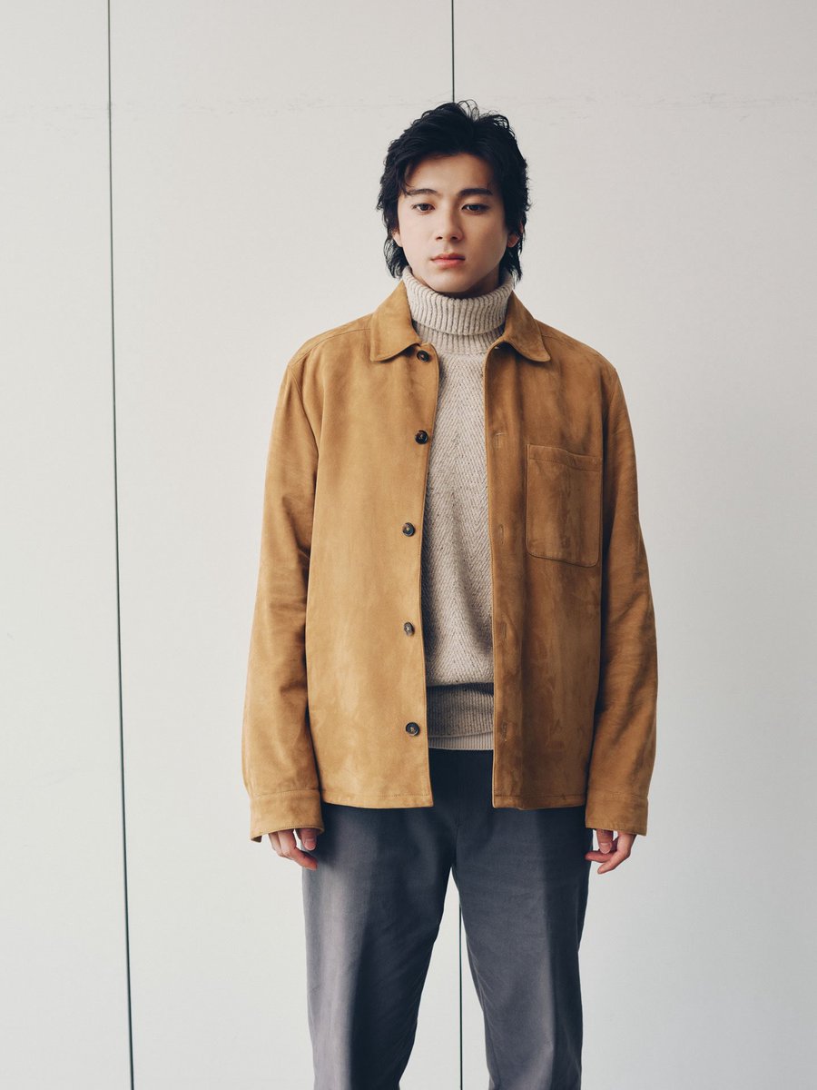 THEFASHIONPOST's tweet photo. タートルネックのニットに羽織ったシャツジャケットは、「パシュミー」プロジェクトによるスエード製。タフな風合いでトロッと柔らかく、どこか軽やかさをも感じさせる。サイドには切り替えポケットを採用し、プレーンな顔立ちをキープ。

足元には赤いソックスを挿し、深みあるブラウンスエードのスニーカーを引き立たせる。フラットなアウトソールと、しなやかなシルエットがすっきりとした印象へと導く。アッパーのサイドとシュータン、ヒールには TOD’S のロゴがホットスタンプでさらりとあしらわれ、細かなところにもブランドの矜持が息づいている。