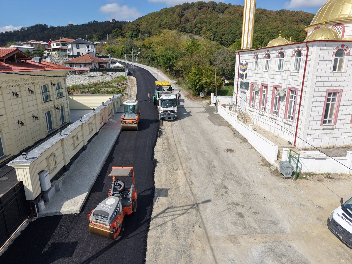 serdivanbld's tweet photo. 🚧 Ekiplerimiz Serdivan’ın Dört Bir Yanında!

📍 Esentepe Mahallesi
📌 Kırcaali Caddesi

Yol düzenleme ve sıcak asfalt serimi çalışmalarımız aralıksız sürüyor.

✅ Trafik güvenliğini artırmak,
✅ Yol kullanımını kolaylaştırmak,
✅ Hemşehrilerimize daha konforlu bir ulaşım imkânı sunmak için sahadayız.

Serdivan için durmadan, yorulmadan!

#SerdivandaHizmetHiçBitmez
@osmancelikSRD