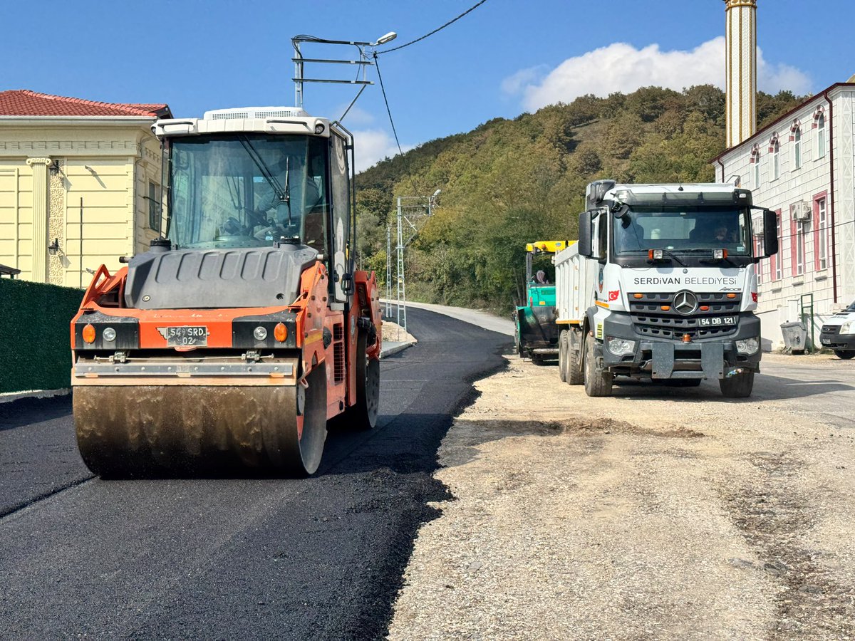 serdivanbld's tweet photo. 🚧 Ekiplerimiz Serdivan’ın Dört Bir Yanında!

📍 Esentepe Mahallesi
📌 Kırcaali Caddesi

Yol düzenleme ve sıcak asfalt serimi çalışmalarımız aralıksız sürüyor.

✅ Trafik güvenliğini artırmak,
✅ Yol kullanımını kolaylaştırmak,
✅ Hemşehrilerimize daha konforlu bir ulaşım imkânı sunmak için sahadayız.

Serdivan için durmadan, yorulmadan!

#SerdivandaHizmetHiçBitmez
@osmancelikSRD