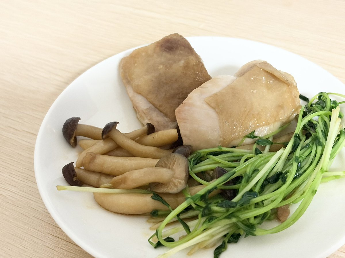 2020_fwfw's tweet photo. 鶏もも、しめじ、豆苗の炒め煮🐶

適当なおうちごはんの尊さを知ろうの会🐶 https://t.co/PtUrooX9Pt