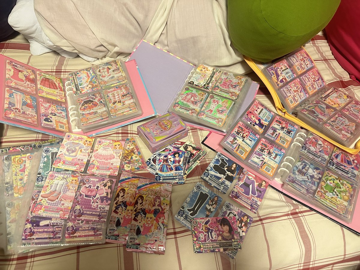 fairyfloss_gude's tweet photo. ゆぴ氏が明日からアイカツアンコール始動って言ってたから一部掘り起こしてみたんだけどそこそこ綺麗にファイリングしてたw
どこまで使えるのかな？
パックも未開封だ…これこのままの方がいいかなw肝心の初音ミクコラボだけ別にしまったのか出てこないw

#アイカツ
#アイカツアンコール https://t.co/VFZz8nO6wX