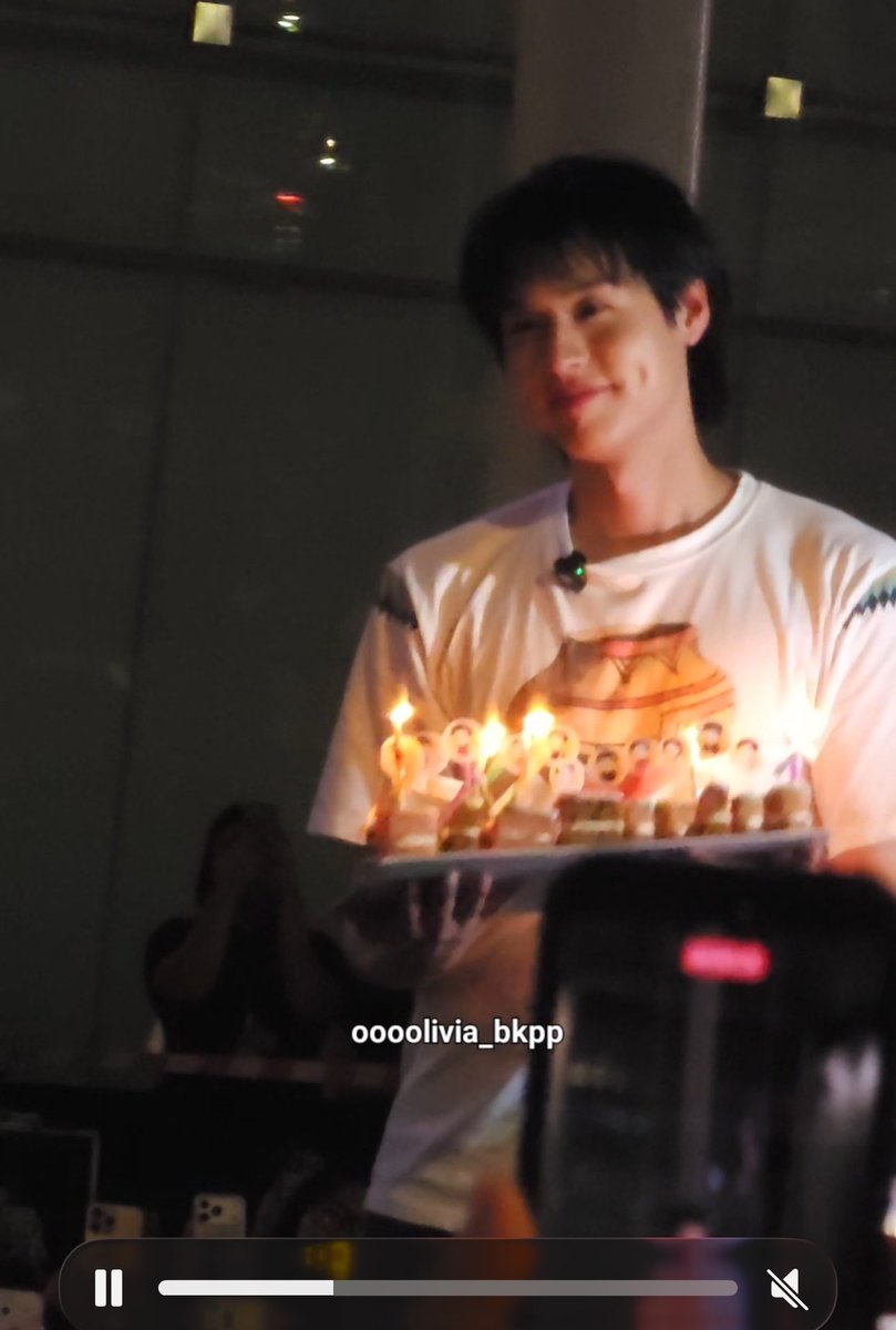 kinsbooboo's tweet photo. นี่สินะ ความรู้สึกของการมีความสุขแบบเลเวลแม็กซ์เวลาสแตนใครสักคน ยิ่งนับวันก็ยิ่งรู้สึกว่ารักเขามากขึ้นกว่าเดิมอีก 🫂

เหลืออีกแค่สี่ชั่วโมงเท่านั้น อ้วนก็จะอายุครบ 27 ปีอย่างเป็นทางการแล้ว 🥹🫳🏻 https://t.co/kHJRIM4kMl