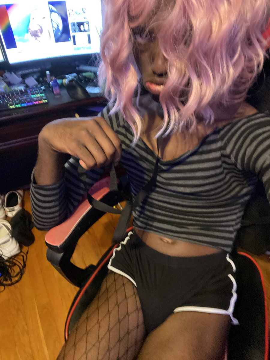 ablackfem's tweet photo. I need an owner,😏u like ma fit and collar. #femboy #feet #femboyfeet #thighs #twink https://t.co/1z3aRlvc6Z