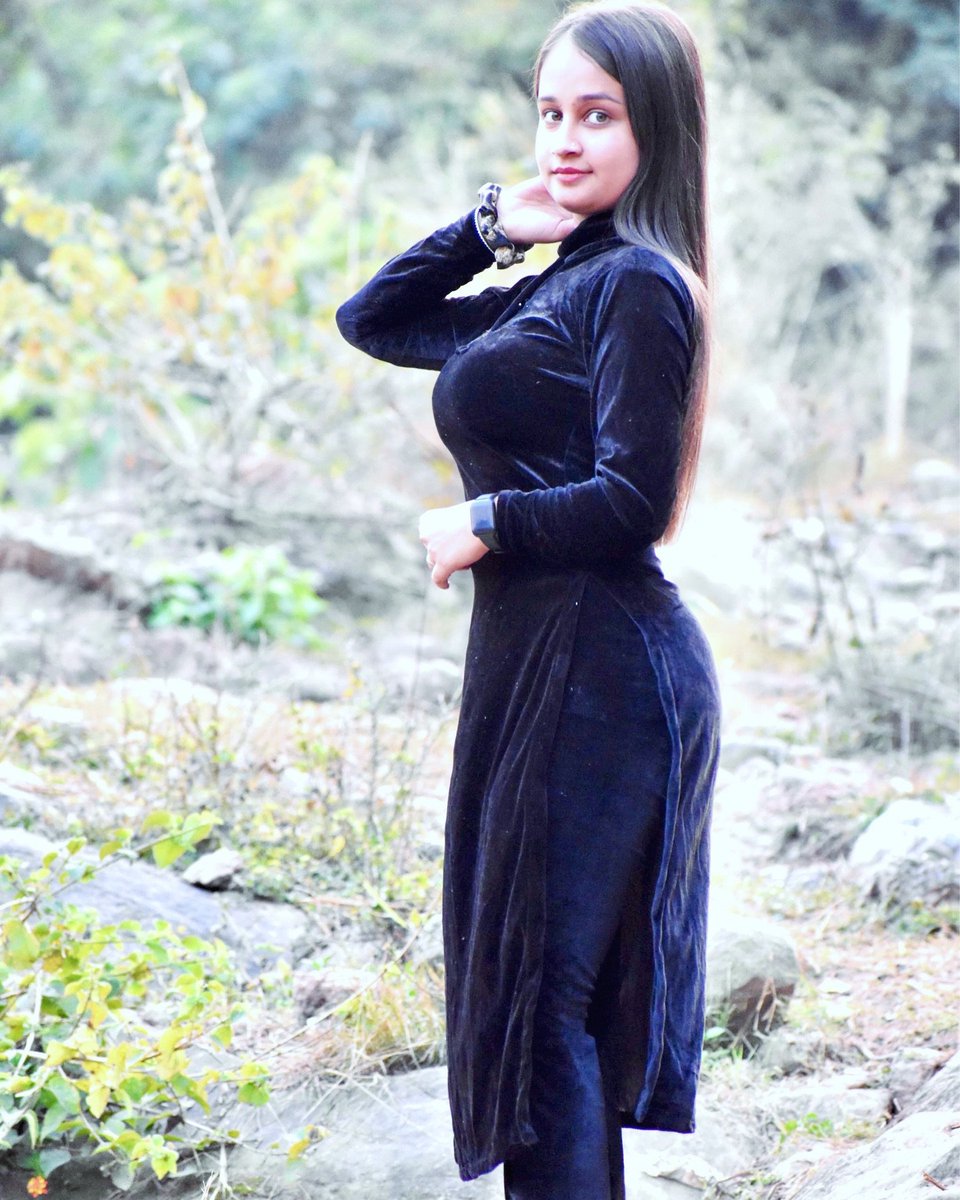 oyee_naina's tweet photo. they say Baddie in Black but am i really a baddie🥹🙈🤭 https://t.co/nYT0euO2eh