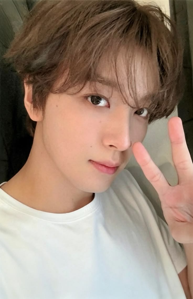 lbhyucker's tweet photo. since we all love haechan, here's a thread about all his beautiful traits; 🫧 (second pic looks so much like him i had to https://t.co/n9smxXst5g