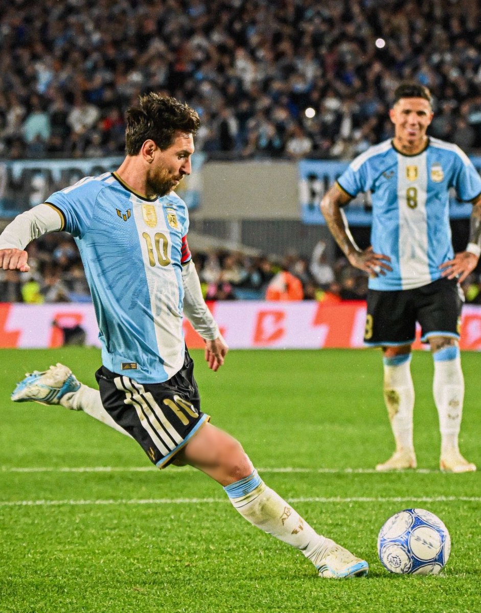 Barca_Archive's tweet photo. The way Enzo Fernández looking at Messi.🥹 https://t.co/AtYobEB2p0