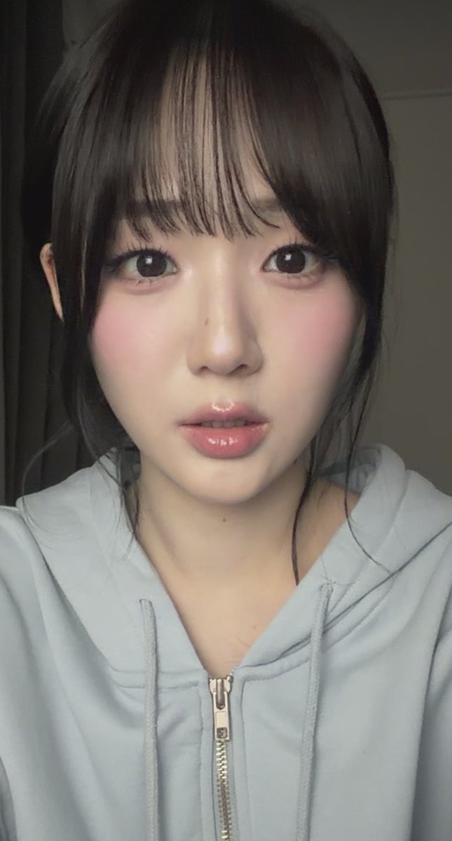 hamhamddia's tweet photo. 얼굴따라다니는기능땜에평소랑다르게나와서카메라랑싸우겟다는여자          그냥예쁨 https://t.co/Pn2JzKb4st