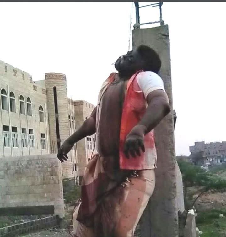 Swnyasalh55555's tweet photo. 📌للتذكير
يوم من ايام جرائم الحوثي..
هاذى الشخص من محافظة حجه مديرية عبس 

اقدمت جماعة الحوثيين الاجرائمية في مديرية عبس في محافظة حجه على جريمة بشعه حيث اعدمت احد أبناء
هاذي المديرية بسبب انه رافض تواجدهم في منطقته!

اعدموه الرافضه شنقآ وتركوه مصلوبآ في الطريق حتى انتفخت جثته فلا حول ولا قوة إلا بالله

اين الذي يتباكو على من تم دهسهم بلمدرعات ورغم انهم مقاتليين وليس اسرى!
#حجه
#لله_ثم_للتاريخ