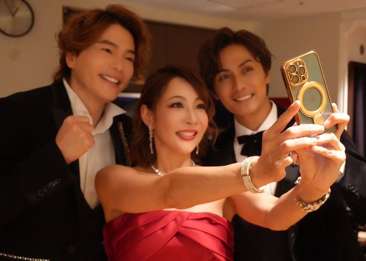V_T_Sato's tweet photo. こちらは
「マタ・ハリ」初演のメンバー♪

マタ・ハリは
自分自身、当時お芝居に苦労して
加藤和樹くんと柚希礼音さんには
沢山助けてもらいました！

「マタ・ハリ」
演出家の石丸さち子さんに
沢山ご指導いただき育ててもらった
当時の記憶が蘇る歌の数々でした。
本当にありがたい。感謝の日々です。

お二人の包み込むような優しさが
大好きです♪
