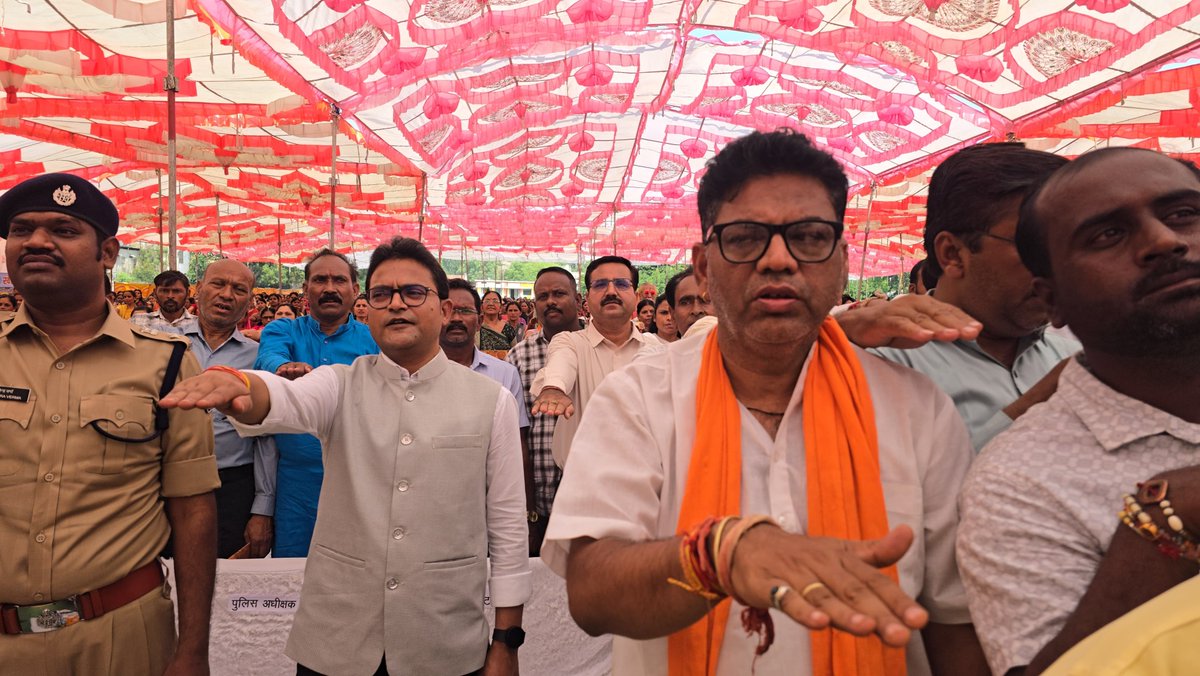 KishorBaba5's tweet photo. खरगोन dm sp सर के साथ आयोजन में प्रधानमंत्री जी के https://t.co/NeIo6dr1Vt