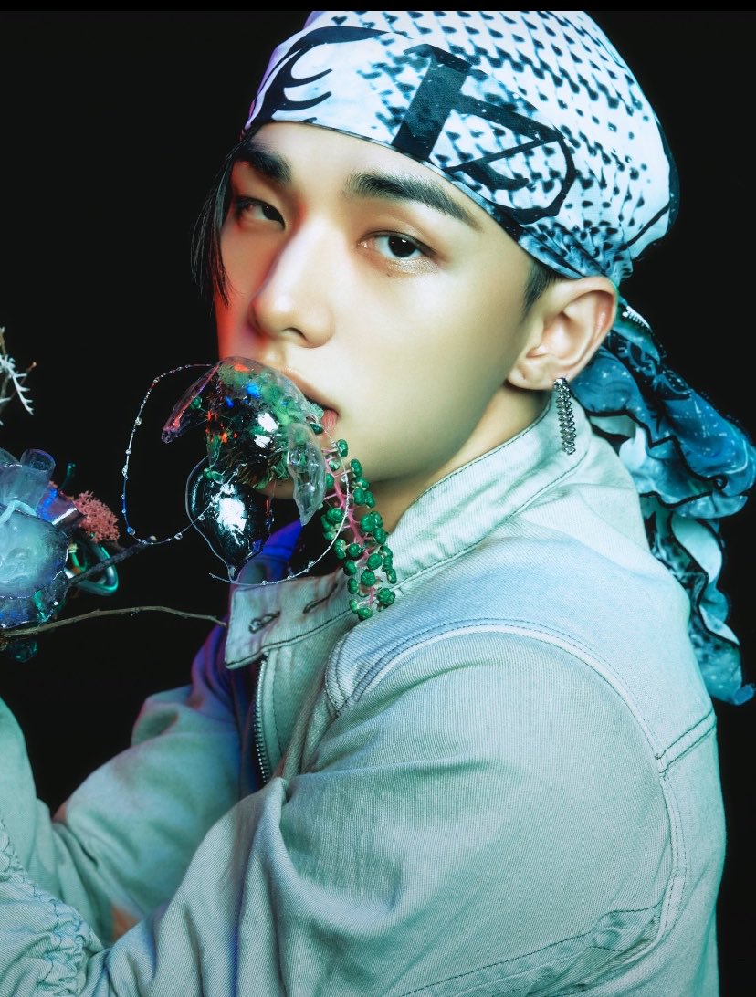 hyujiznn's tweet photo. vou vomitar tudo mds que homem lindo ele não existe fuck https://t.co/JChglPKuOo