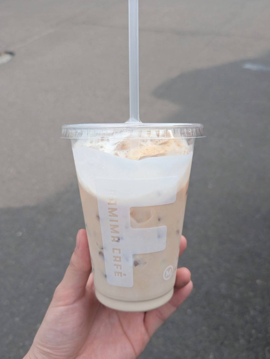 ran__buz's tweet photo. 見てこのミルク量！！
・ファミマのカフェラテのミルクリッチ
・ガムシロップ2個（私は1個にした）
290円でスタバ風スイートミルクコーヒーの爆誕！！！ https://t.co/E8TLQRXvfD