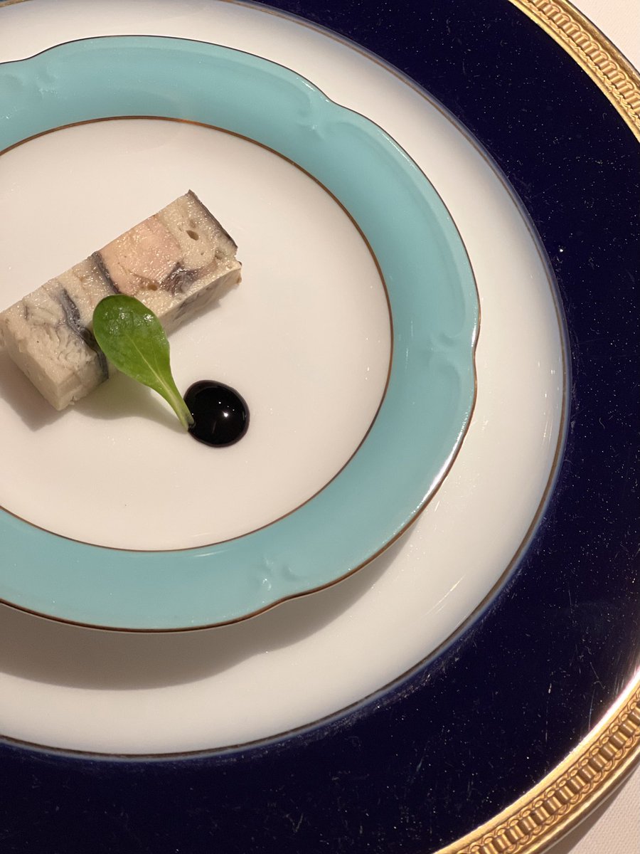 another_stomach's tweet photo. アピシウスでランチ。これぞアール・ヌーヴォーな書体のロゴが入った食器にテンション上がる。うなぎとティラミスのテリーヌからはじまり、ウフ・アン・ムーレットにホロホロ鶏のフリット添え、霧島豚のカイエットをいただく。クレピーヌ大好き。昼からシャンパーニュにピノノワールと贅沢三昧 https://t.co/SEut8OIcW7