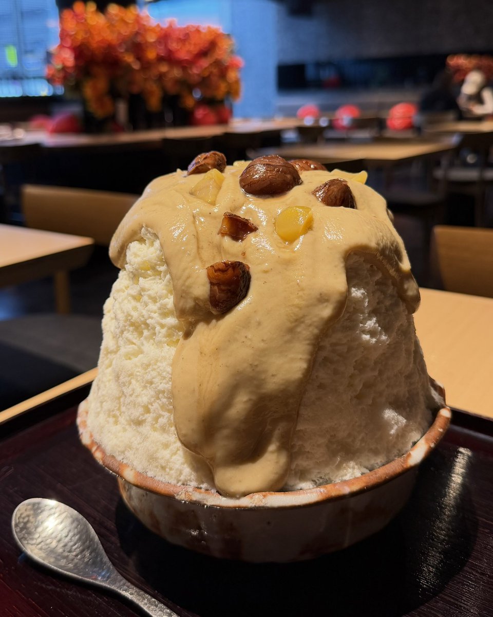 ayapooh_22's tweet photo. くろぎ大門の紫芋かき氷〜🍠中に入ってるクリームは黒胡麻でそれもおいしかった。
2枚目は上野のくろぎで栗🌰中のクリームはほうじ茶でこれもまた最高の組み合わせ。
3枚目は10年くらい前からずっとずっと通ってて美しいかき氷達🍧
1番好きな味は枝豆です！！！😋 https://t.co/AFEfoitkDQ