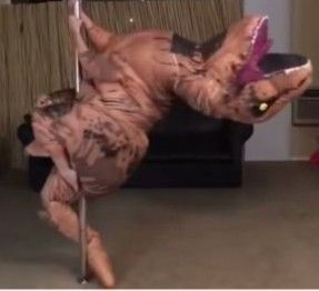 UrielHUNI's tweet photo. @MahawiraHUNI Tadi saya saran kostum t-rex soalnya mau liat mas Fahri pole dance begini. https://t.co/xPV2VS2jKK
