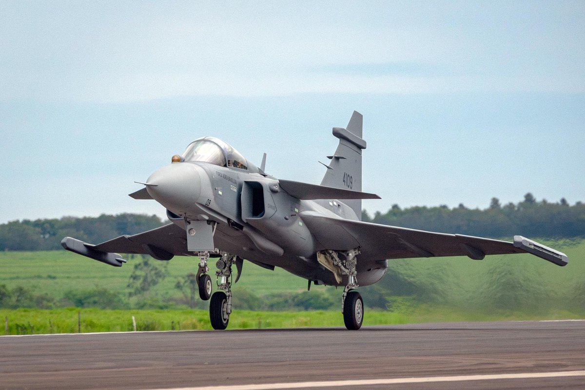 DefesaBrazil's tweet photo. Primeiro Gripen E produzido no Brasil pela Embraer realiza voo inaugural.

📸 Embraer https://t.co/U6IgEzvkO2
