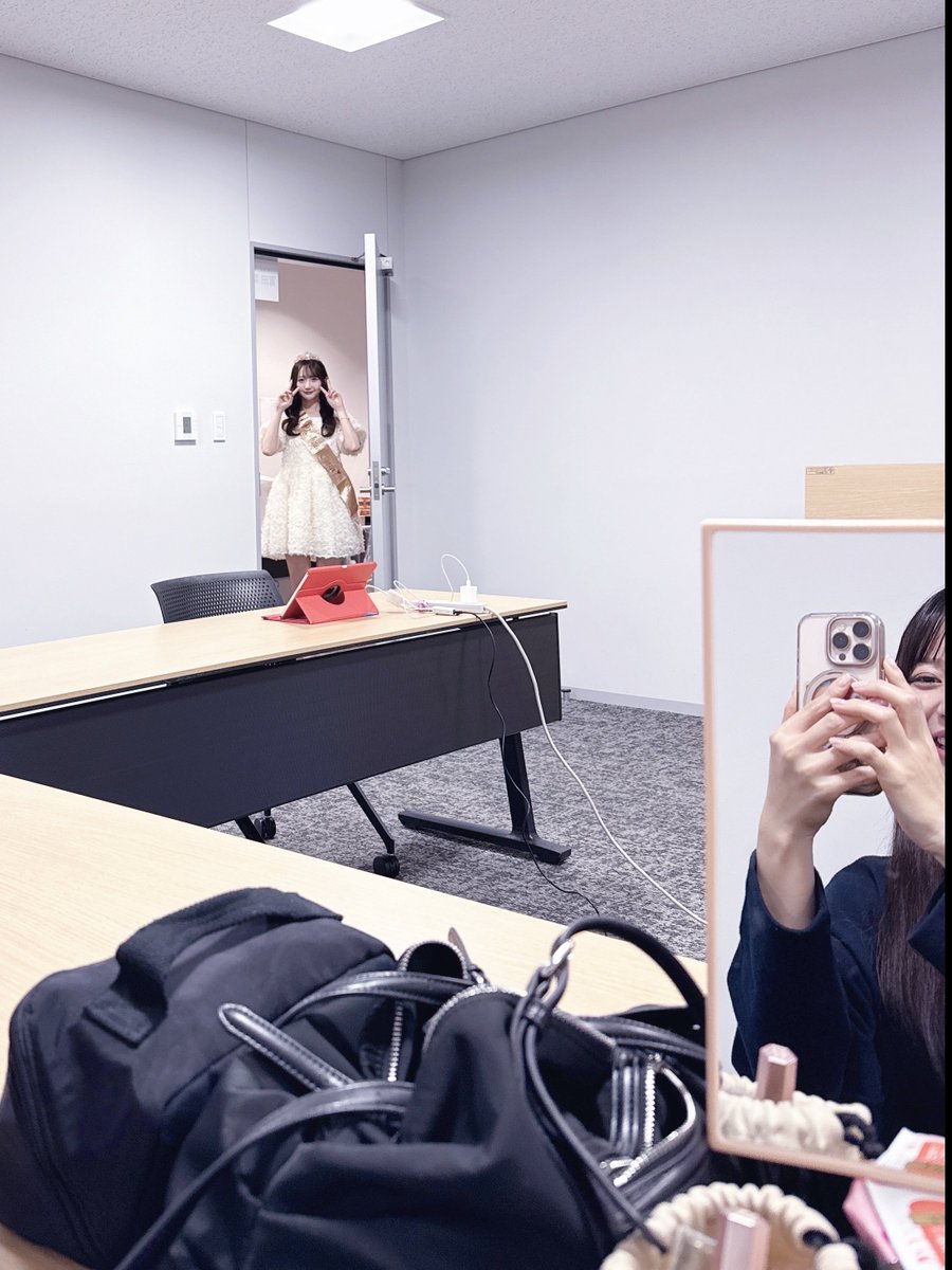tomita_nanaka's tweet photo. おたにさんお誕生日おめでとう🐰💍
（お部屋覗きに来て、不思議〜♪して帰っていきました🤣🤣🤣じわ）
#谷崎早耶生誕祭2026 https://t.co/jMTFrkqYjy