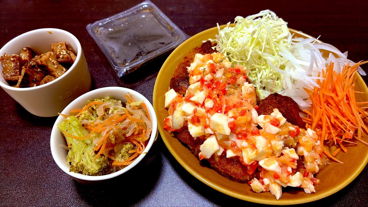 tsukasa9991's tweet photo. #今日のごはん
#おうちごはん

・かじきフライ&amp;紅生姜タルタル
・もずく
・ブロッコリーのサラダ
・厚揚げの胡麻照り焼き

今日は12年ぶりに髪を染めた！
ということで帰宅遅めです

タルタルは雑に混ぜたのと
卵潰すの粗すぎて面白いことに
マヨなしだからちょい水っぽ🙃笑
味は良いから👌笑 https://t.co/5fHyifYBWX