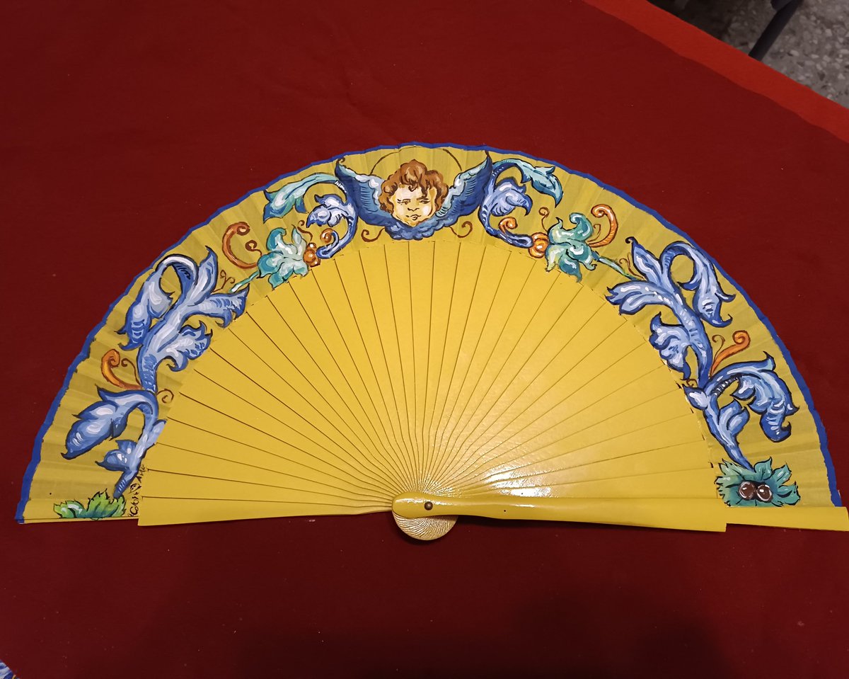 ColorArteML's tweet photo. Otro modelo de abanico con decoración de cerámica trianera. 
#pintadoamano #artesania https://t.co/tHJTbG1MRS