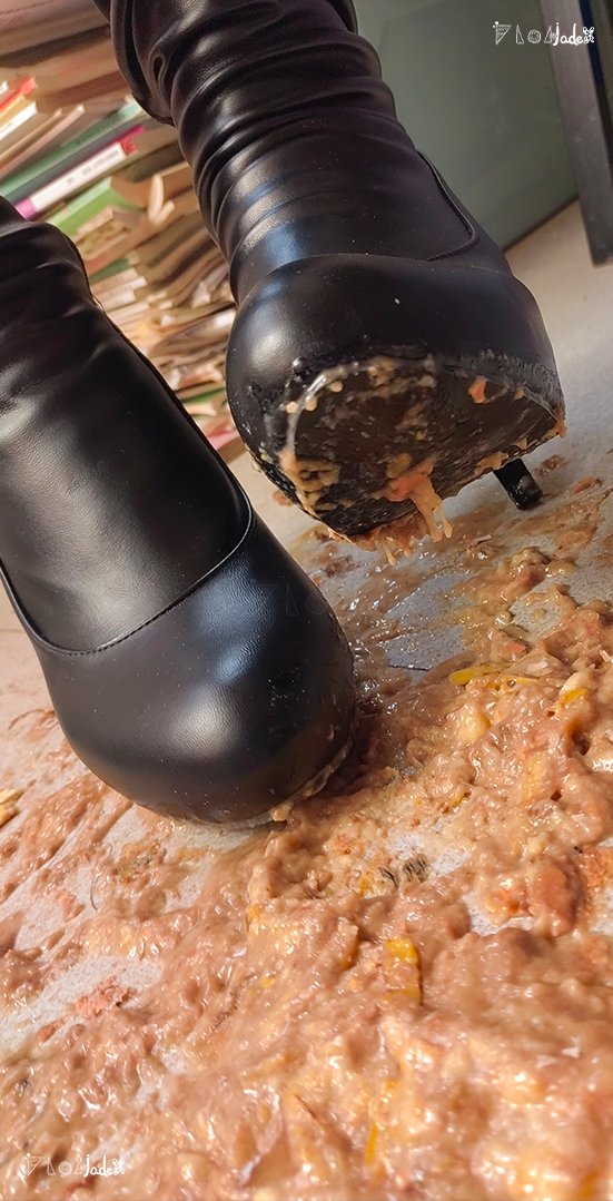 Ir_MusicLingYu's tweet photo. 完成了面包和香蕉🥚の更加方便地食用处理<

#长筒靴 #crush #高跟靴 #踩 #靴 https://t.co/WZrsSyykja