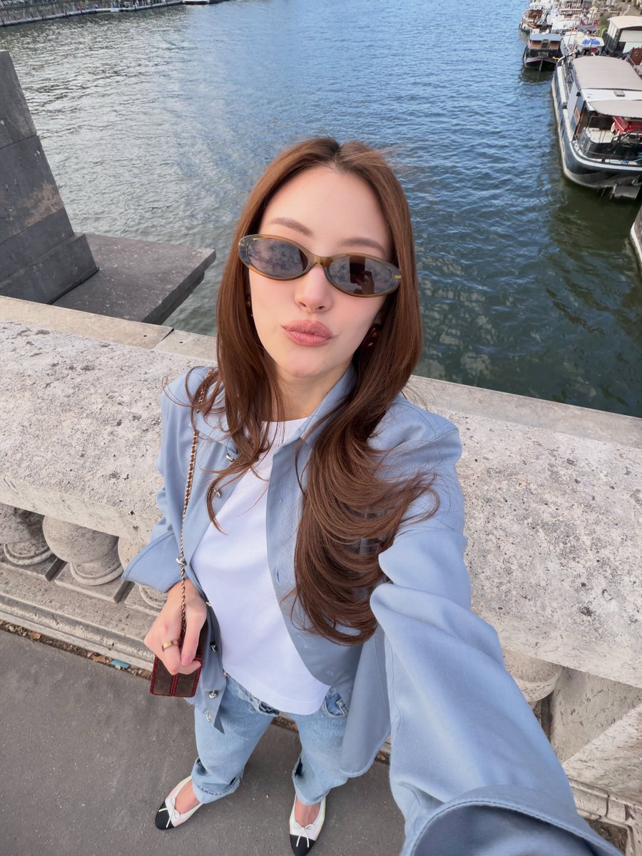 Patamm1's tweet photo. มีลูกหน้าตาดีอยากบอกต่อ ชื่อพิเม็กค่ะ สูง170 อายุ24 จบจุฬาเคยเป็นเชียร์ลีดเดอร์ ที่บ้านนำเข้ารถยนต์และมีรร.เป็นของตัวเอง รักหมาค่ะ รักครอบครัว จิตใจดีมีเมตตาต่อผู้อื่น ให้เกียรติคนรอบข้างอยู่เสมอๆ ตอนนี้เป็นนักแสดง ชอบแฟชั่นค่ะ  อนาคตอยากมีแบรนด์เป็นของตัวเอง 

ส่วนเรื่องหัวใจไม่แน่ใจว่ามีแฟนรึยัง แต่ช่วงนี้ตัวติดหนึบกับพี่สาวคนสวยคนนึงเป็นพิเศษ เป็นนักแสดงเหมือนกันด้วยค่ะ แสดงคู่กัน2เรื่องแล้ว ถึงเจ้าตัวจะไม่บอกว่าเป็นอะไรกัน แต่ถ้ามองจากดวงจันทร์ลงมาก็รู้เลยค่ะ ว่าเป็นเแฟนกัน100% 🥰

#CHANELSpringSummer 
#CHANEL #PFW
#CHANELSS27xLenaMiu
#LalinaLena #MiuNatsha