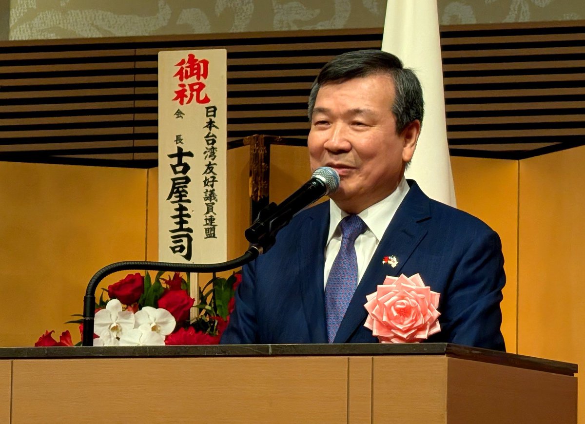 hoshuto_jp's tweet photo. 百田尚樹代表は、台湾（中華民国）の国慶パーティーに出席しています。李逸洋大使にお祝いを申し上げ、代表處の方々とも再会を慶びました。

#日台友好 
@Hoshuto_hyakuta https://t.co/C1GDttRmrx