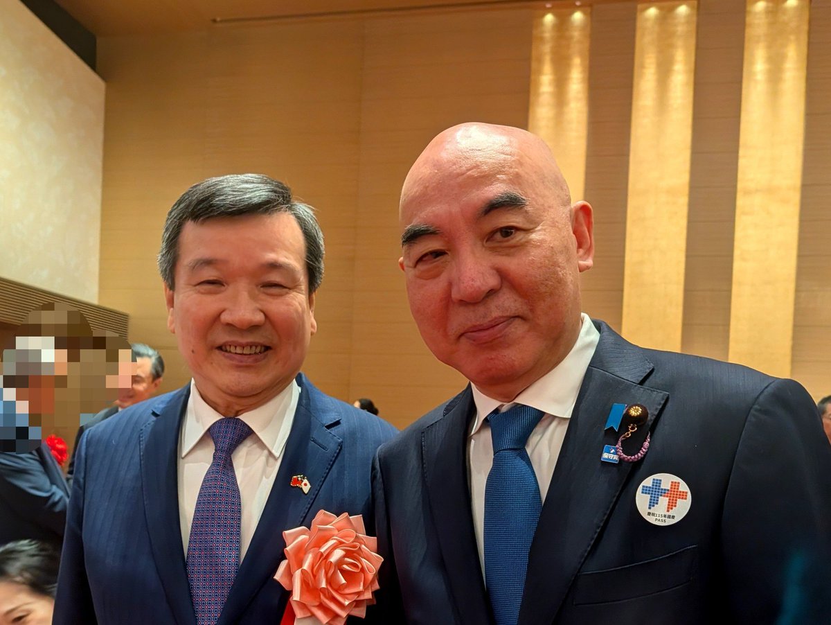 hoshuto_jp's tweet photo. 百田尚樹代表は、台湾（中華民国）の国慶パーティーに出席しています。李逸洋大使にお祝いを申し上げ、代表處の方々とも再会を慶びました。

#日台友好 
@Hoshuto_hyakuta https://t.co/C1GDttRmrx