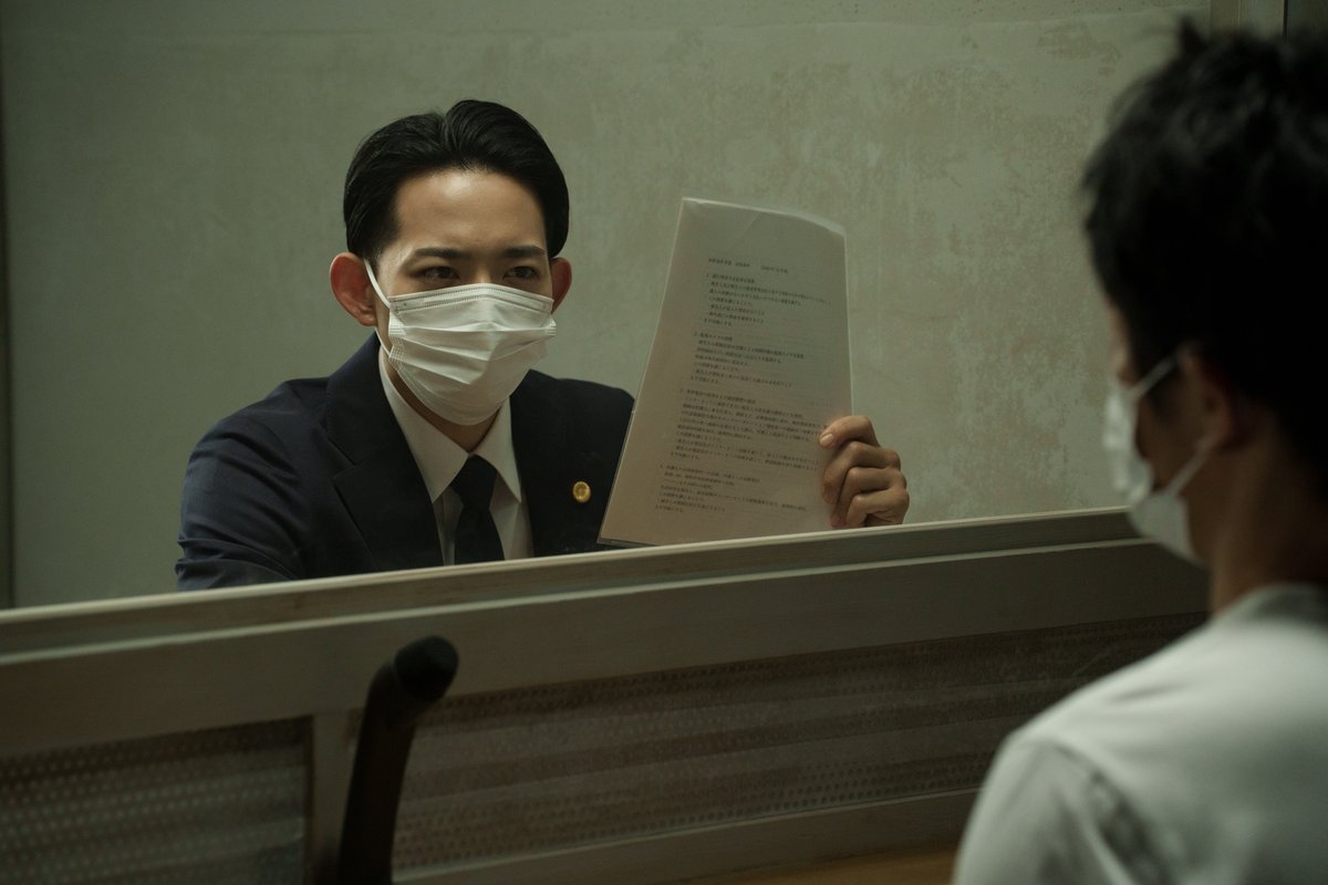 makehende_movie's tweet photo. ◢◤  場面写真解禁  ◢◤

［ 東 幸紀 ／ #竜星涼 ］

現役裁判官の東が、藤堂の “ 無 実 ”を信じ、
最強弁護士団の一員に──。

司法を信じてきた男が
藤堂（#内野聖陽 ）との出会いをきっかけに
“ 正 義 ”の在り方と向き合っていく。

映画『#負けへんで 』𝟭𝟭.𝟭𝟯 𝗙𝗿𝗶.
https://t.co/xeJg66YIxz
