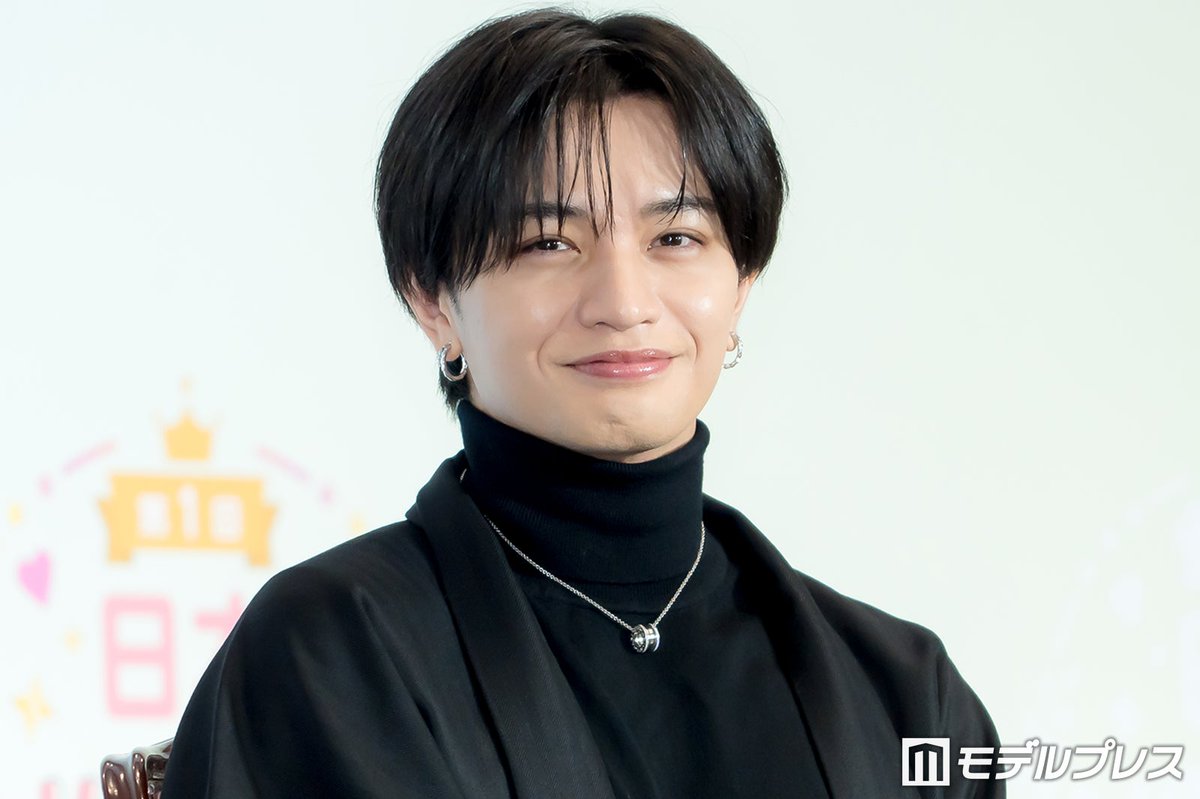 modelpress's tweet photo. 中島健人、推し活大賞
男性アイドル部門を受賞🏆️

話題のグッズ“IDOLICの魔法”制作秘話
ファンへの感謝伝える💭
https://t.co/hMhCTt9YpY

「アイドルという人生を生きていますけど、もちろんキラキラした時間だけじゃなくて、紆余曲折もあるんですね。だけれども、推してくださっているみなさんのおかげで、すごくたくましく力強くいろんなステージに立てています」