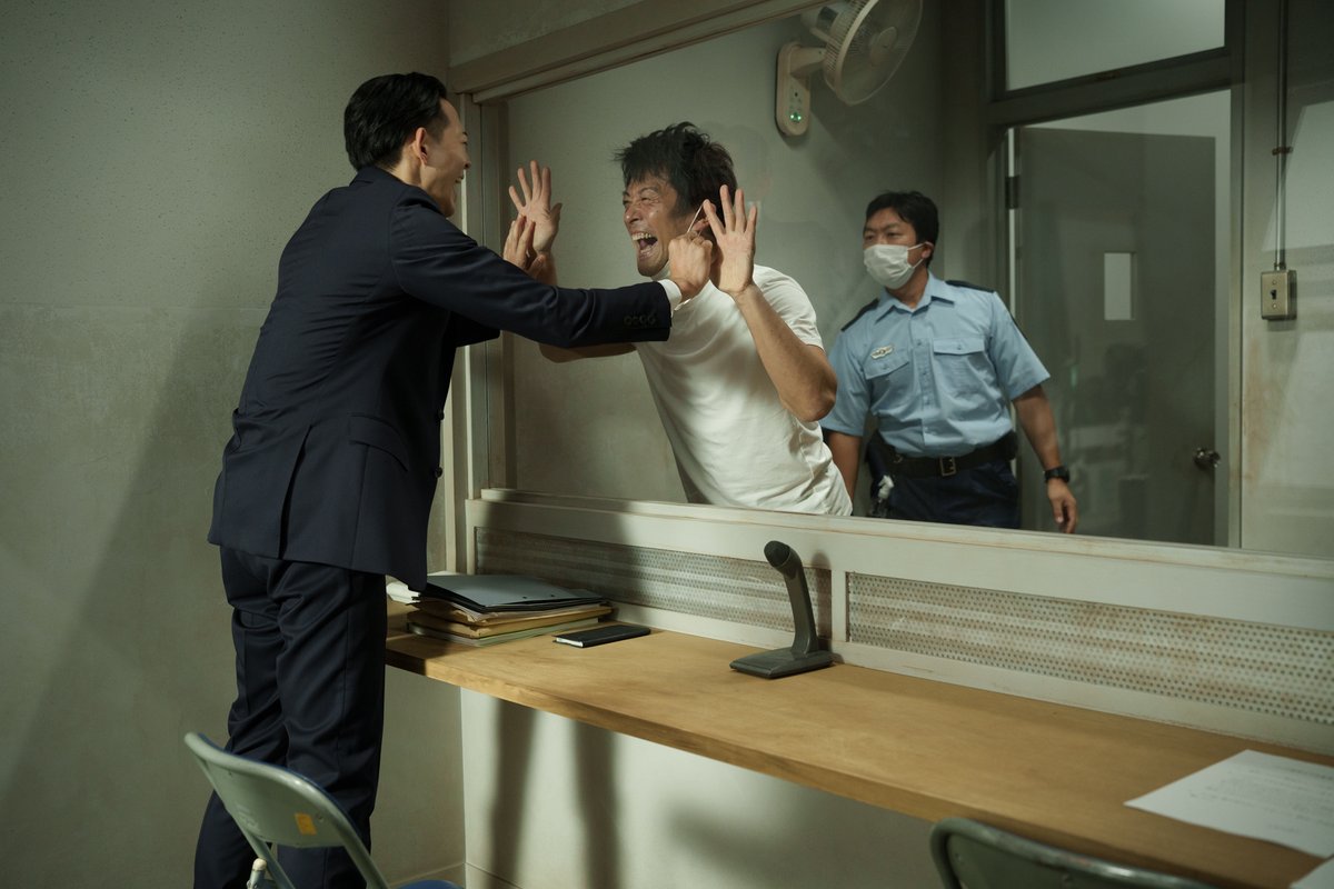 makehende_movie's tweet photo. ◢◤  場面写真解禁  ◢◤

［ 東 幸紀 ／ #竜星涼 ］

現役裁判官の東が、藤堂の “ 無 実 ”を信じ、
最強弁護士団の一員に──。

司法を信じてきた男が
藤堂（#内野聖陽 ）との出会いをきっかけに
“ 正 義 ”の在り方と向き合っていく。

映画『#負けへんで 』𝟭𝟭.𝟭𝟯 𝗙𝗿𝗶.
https://t.co/xeJg66YIxz
