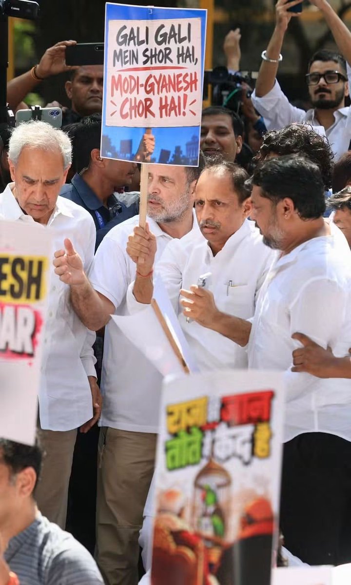 NewsRahulkumar's tweet photo. दिल्ली के सड़कों पर ऐतिहासिक आंदोलन @aajtak
विद्रोह शुरू हो चुका है, जनता थक चुकी है झूठे वादे, वोट चोरी ,मंहगाई,अशिक्षा, गरीबी आम नागरिक त्रस्त है
विपक्ष का शानदार नारा ! वोट चोर गद्दी छोड़ @INCIndia @RahulGandhi
@BhimArmyChief @srinivasiyc
#Voter
#CECResign
#PMO https://t.co/6owYlwq5Om