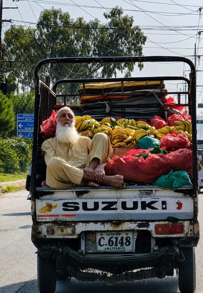 urfi81's tweet photo. When you're living a fruitful life in a banana republic! https://t.co/LZuN89KnKg