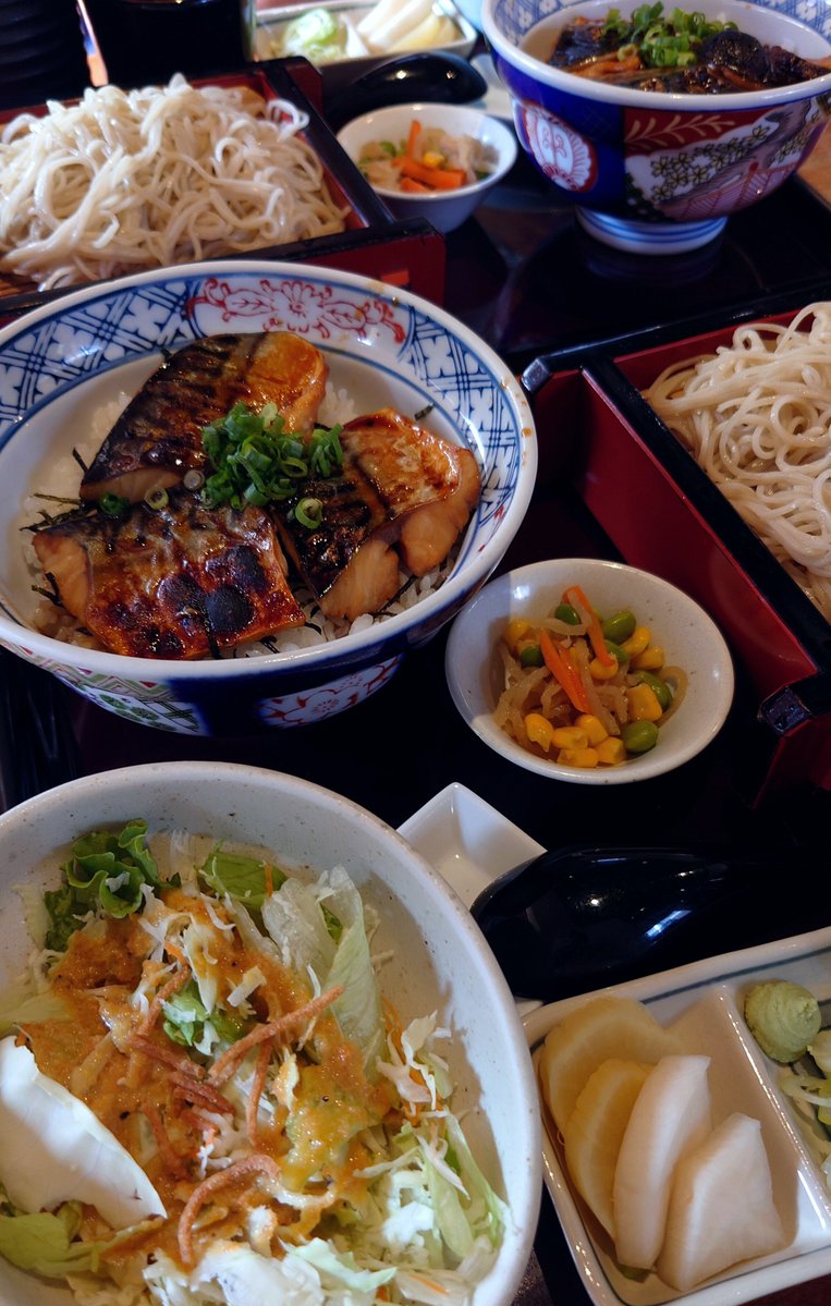 _blue_midnight_'s tweet photo. 今日はランチに行きたかったお店が
２時間待ち…だったので
前に行って美味しかった
鯖茶漬けとお蕎麦のお店に行きました！

陶器なんだけど
布張りみたいに見える
素敵な鉢に一目惚れして
ちょっと高かったけど買っちゃった！
色々なハーブと違う種類のイチジクと

そして…ついにサボテンと多肉も！ https://t.co/VcBGomy3DD