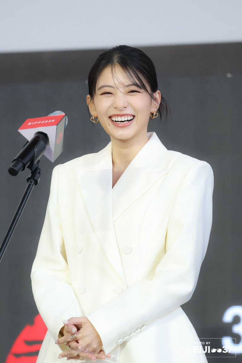 eiji0037's tweet photo. 261007 出口夏希 釜山国際映画祭 アウトドアステージグリーティング 👭💕
#出口夏希 #NatsukiDeguchi #데구치나추키 
#釜山国際映画祭 #부산국제영화제 https://t.co/QHrkvdsFGm